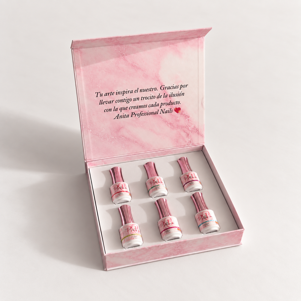 Caja de mármol rosa abierta con los seis esmaltes dentro