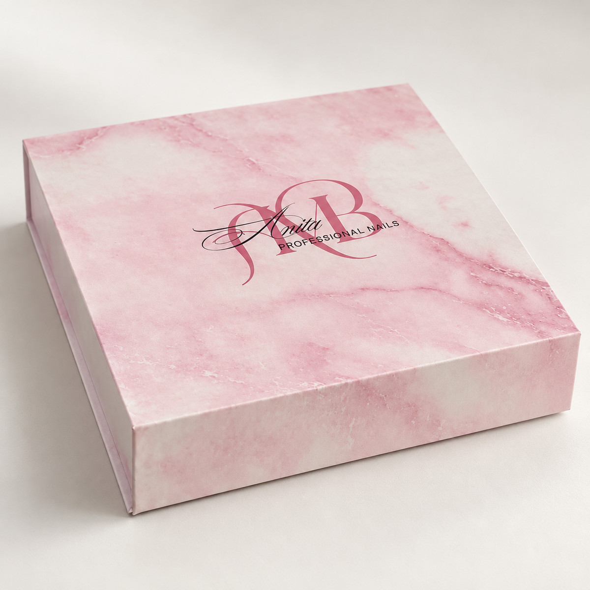 Caja de mármol rosa cerrada con el monograma de Anita Professional Nails