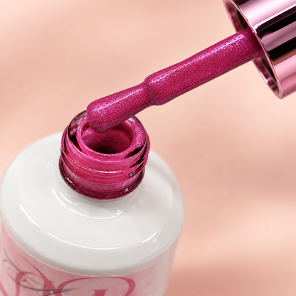Pincel con el esmalte Nebulosa Roseta y su micro-shimmer