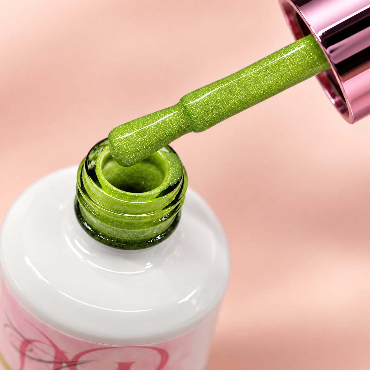 Pincel con el esmalte Capella y su micro-shimmer